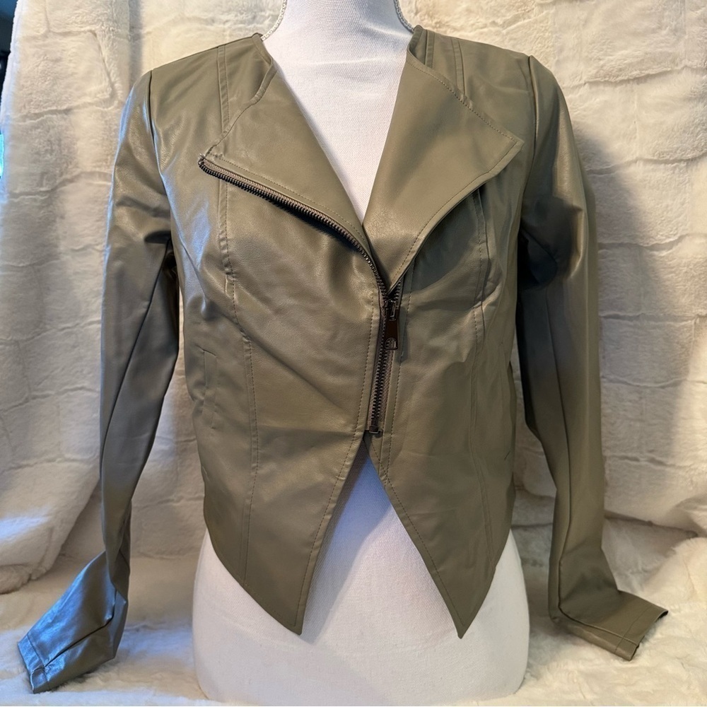 G BY GIULIANA FAUX LEATHER JACKET Blazer. Size XS. OLIVE GREEN. 20” Length. New
